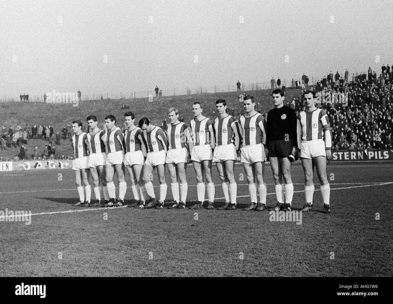 Calcio, Regionalliga Ovest, 1966/1967, Stadio am Uhlenkrug a Essen, ETB Schwarz-Weiss Essen contro Arminia Bielefeld 2:0, team fotografia, colpo di Bielefeld team, f.l.t.r. Bernd Kirchner, Ernst Kuster, Rolf Donnermann, Uwe Erich, Theodor Flieger, D Foto Stock