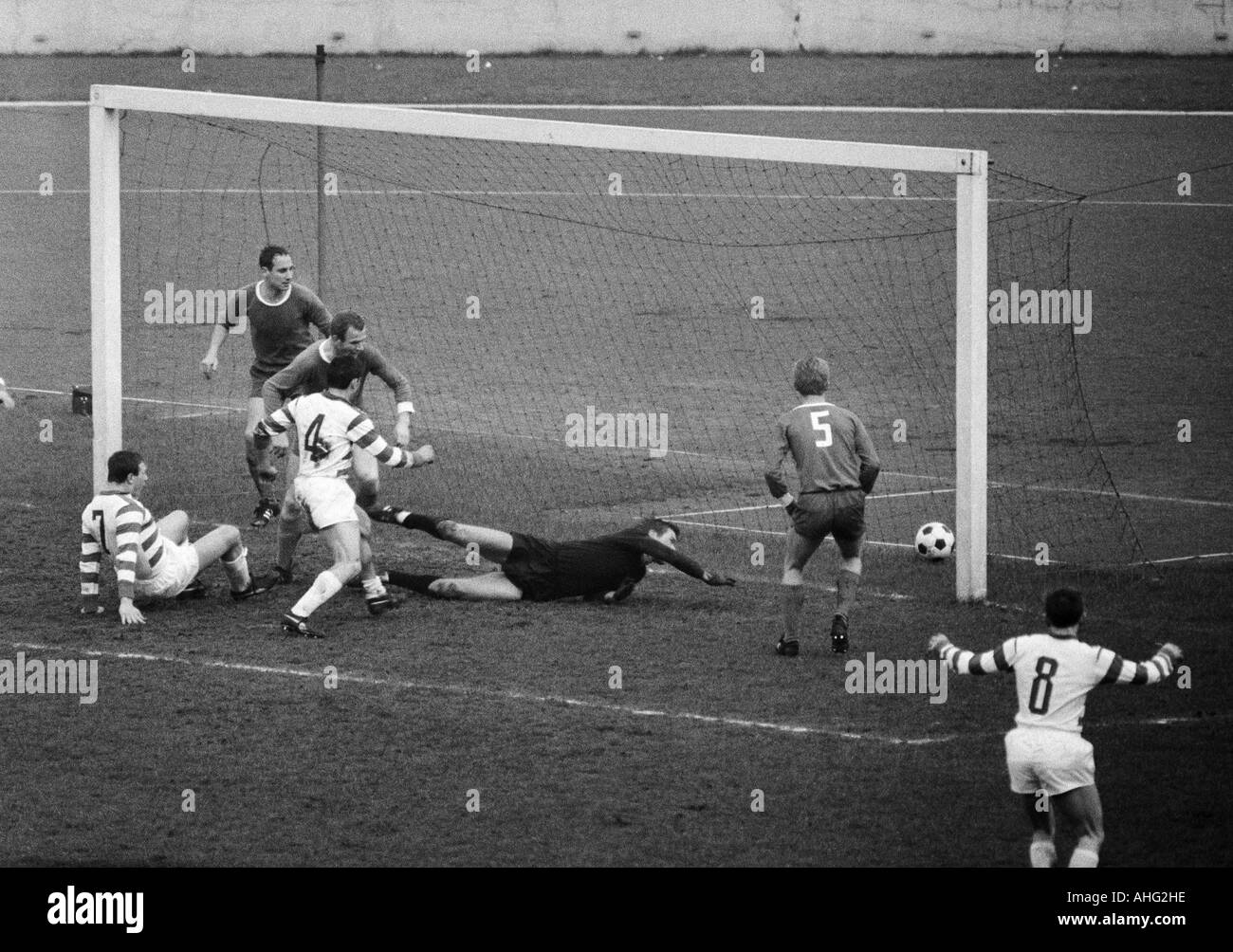 Calcio, Bundesliga, 1966/1967, MSV Duisburg contro FC Schalke 04 3:0, Wedau Stadium di Duisburg, scena del match, 1:0 obiettivo di Duisburg, f.l.t.r. marcatore Carl Heinz Ruehl (MSV), Hans Juergen Becher (S04), Alfred Pyka (S04), Djordje Pavlic (MSV), k Foto Stock