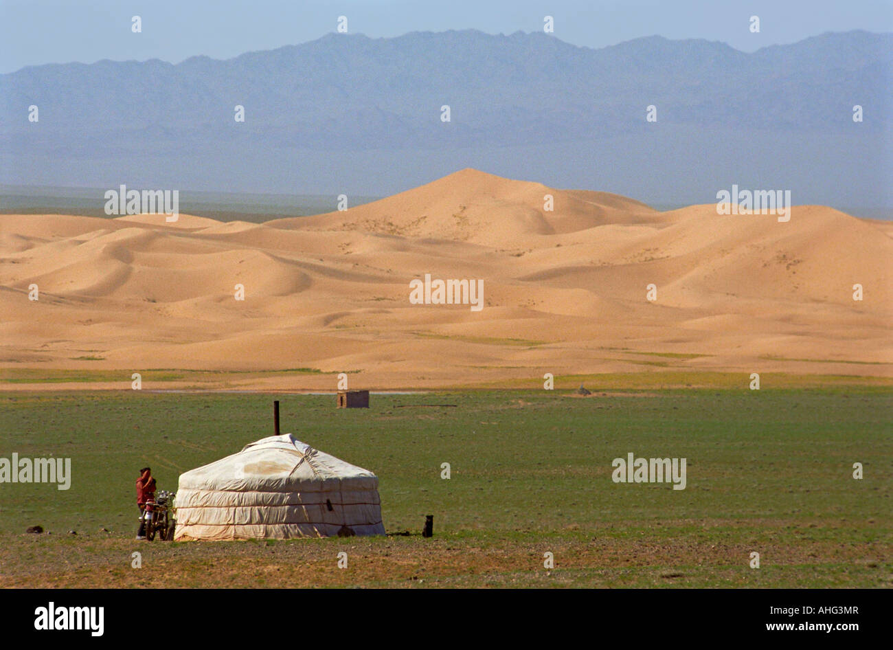 Una donna vicino tradizionale mongola ger dimora che è anche chiamato yurt. Khongoryn Els. Sud Il deserto del Gobi. Mongolia Foto Stock