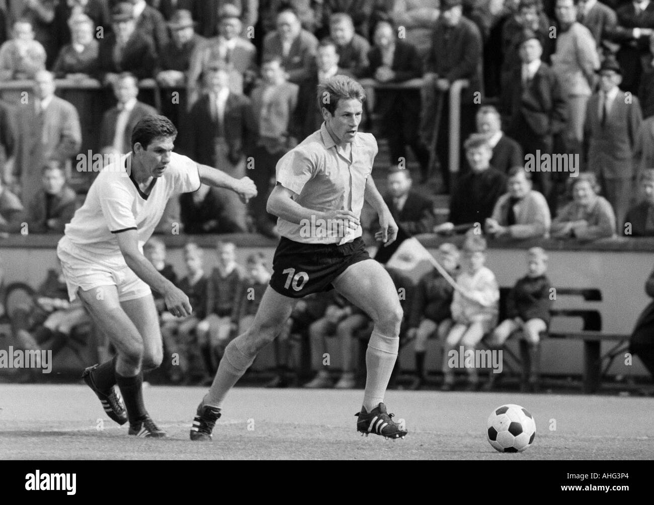 Calcio, Regionalliga, 1966/1967, promozione match per la Bundesliga 1967/1968, ETB Schwarz-Weiss Essen contro FC Bayern Hof 2:3, Stadio am Uhlenkrug a Essen, scena del match, duello tra Hans Huelsmann (ETB, a sinistra) e Guenter Reisser (HOF) Foto Stock