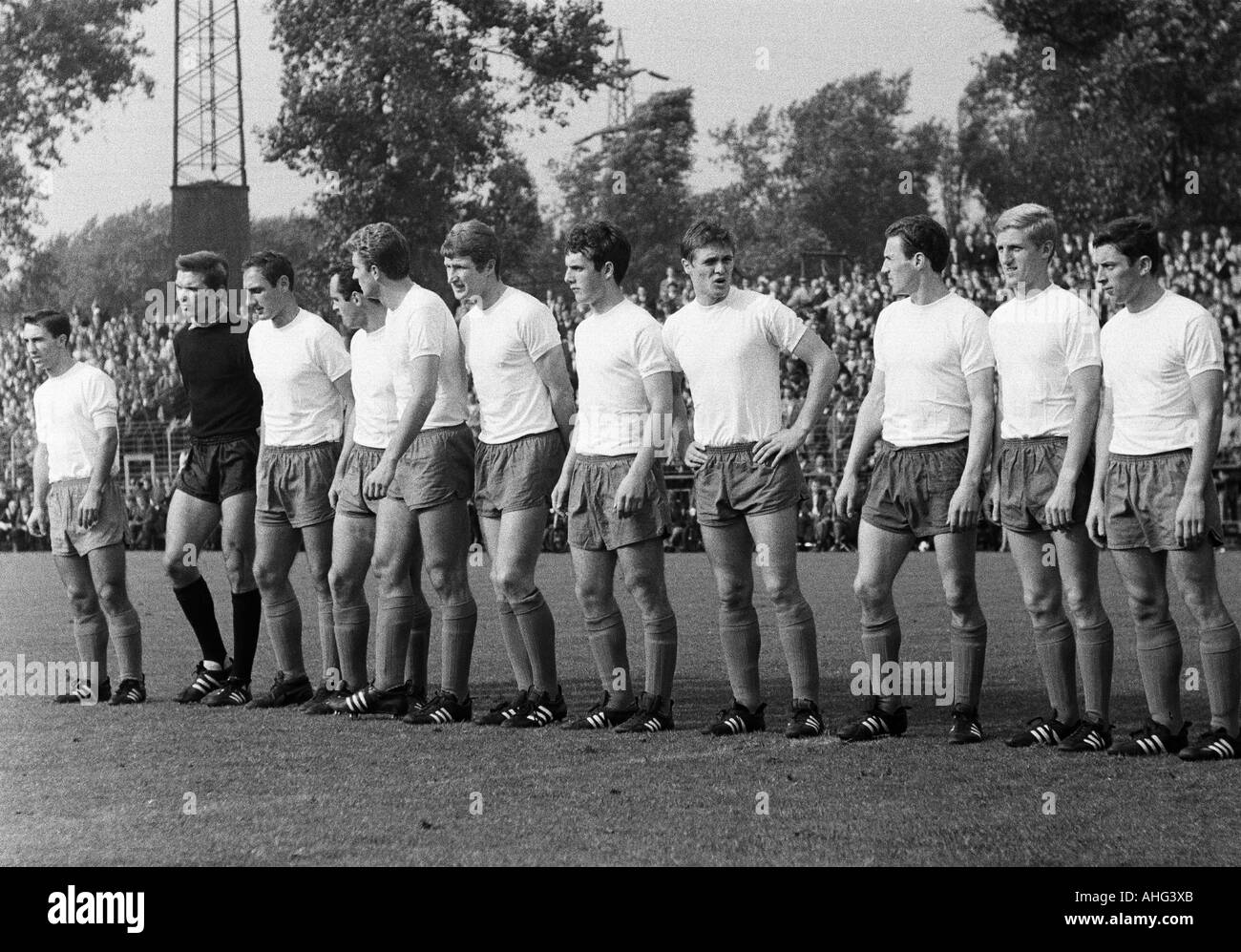 Calcio, Bundesliga, 1967/1968, Glueckaufkampfbahn Stadium, Schalke 04 versus TSV Monaco 1860 0:0, team fotografia, colpo di Schalke team, f.l.t.r. Gerhard Neuser, Norbert Nigbur, Hans Juergen Becher, Manfred Pohlschmidt, Waldemar Slomiany, Hermann Er Foto Stock