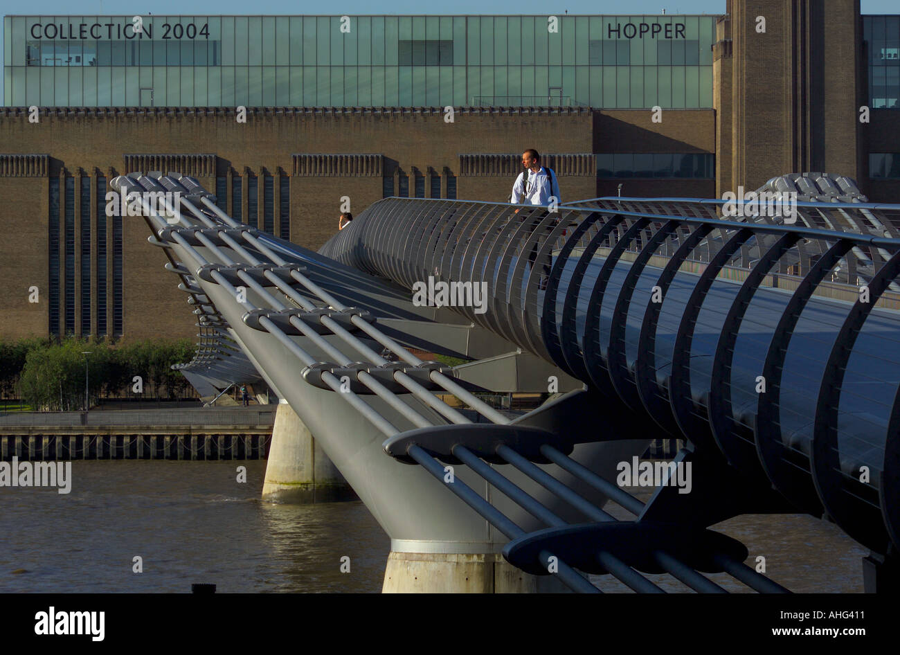 Regno Unito la Tate Modern di Londra e Millennium Ponte sul Fiume Tamigi Foto Stock