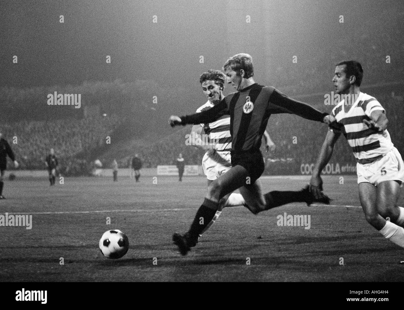 Calcio, Bundesliga, 1967/1968, Wedau Stadium di Duisburg, MSV Duisburg contro Eintracht Frankfurt 0:1, scena del match, f.l.t.r. Manfred Mueller (MSV), Juergen Grabowski (Francoforte), Johann Sabath (MSV) Foto Stock