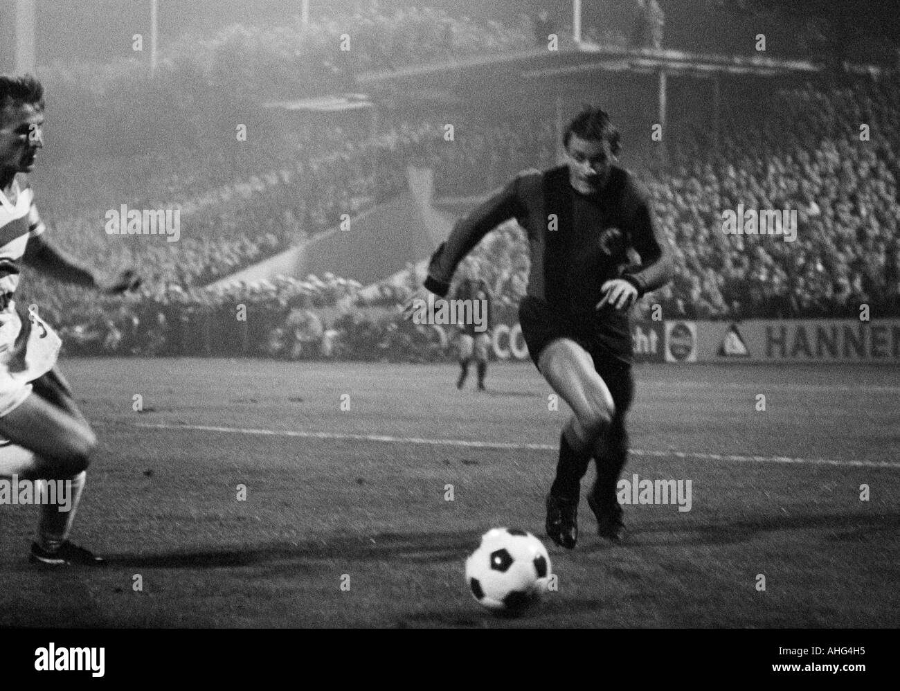 Calcio, Bundesliga, 1967/1968, Wedau Stadium di Duisburg, MSV Duisburg contro Eintracht Frankfurt 0:1, scena del match, duello tra Manfred Mueller (MSV) sinistro e Oskar Lotz (Francoforte) Foto Stock