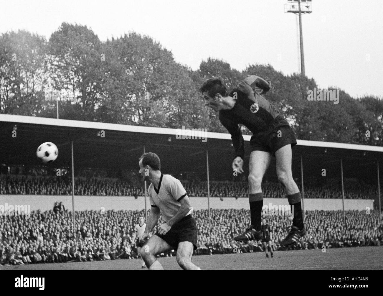 Calcio, Bundesliga, 1967/1968, Borussia Dortmund contro Eintracht Francoforte 2:1, Stadio Rote Erde a Dortmund, scena del match, testata da Ernst Abbe (Francoforte, destra), sinistra Wilhelm Sturm (BVB) Foto Stock