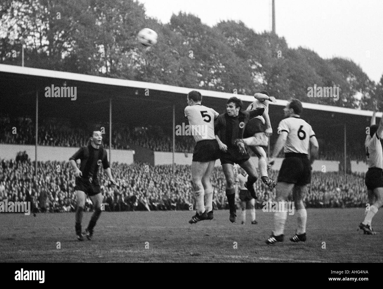 Calcio, Bundesliga, 1967/1968, Borussia Dortmund contro Eintracht Francoforte 2:1, Stadio Rote Erde a Dortmund, scena del match, f.l.t.r. Fahrudin Jusufi (Francoforte), Wolfgang Paul (BVB), Juergen Friedrich (Francoforte), Gerd Peehs (BVB), Wilhelm Sturm Foto Stock