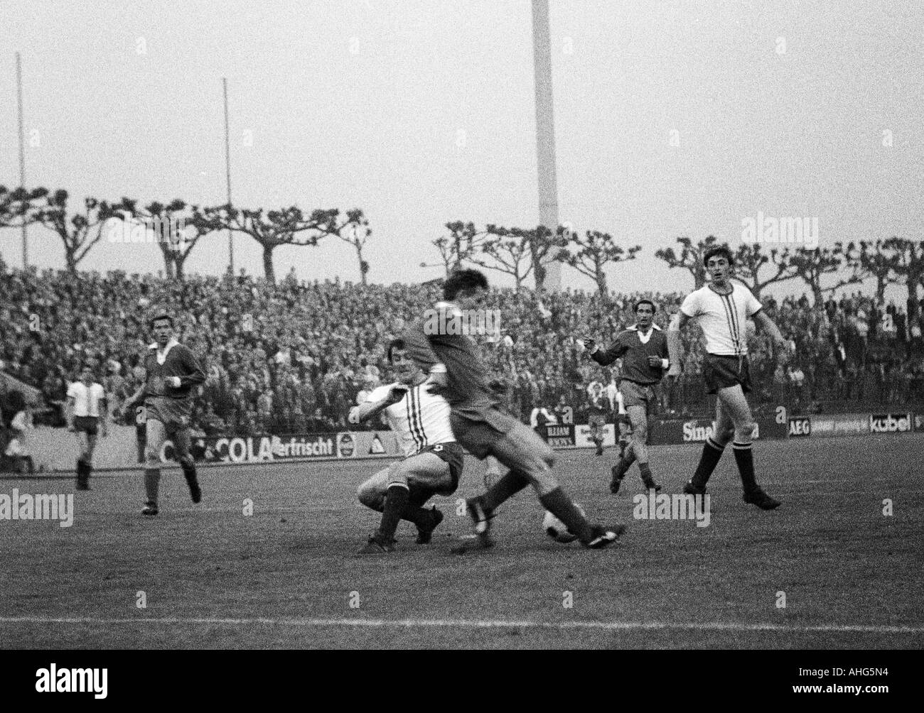 Calcio, Bundesliga, 1968/1969, Wedau Stadium di Duisburg, MSV Duisburg contro 1. FC Kaiserslautern 0:0, scena del match, f.l.t.r. Willibert Kremer (Duisburg), Bernd Windhausen (Kaiserslautern), Manfred Mueller, Djordje Pavlic (entrambi Duisburg), Ernst D Foto Stock