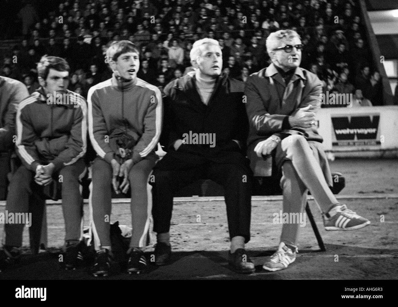 Calcio, Bundesliga, 1969/1970, MSV Duisburg contro il Borussia Dortmund 0:1, Wedau Stadium di Duisburg, banco di coaching di Dortmund, f.l.t.r. giocatori attivi Theo Buecker e Theodor Rielaender, ex giocatore Helmut Bracht, coach Hermann Lindemann Foto Stock