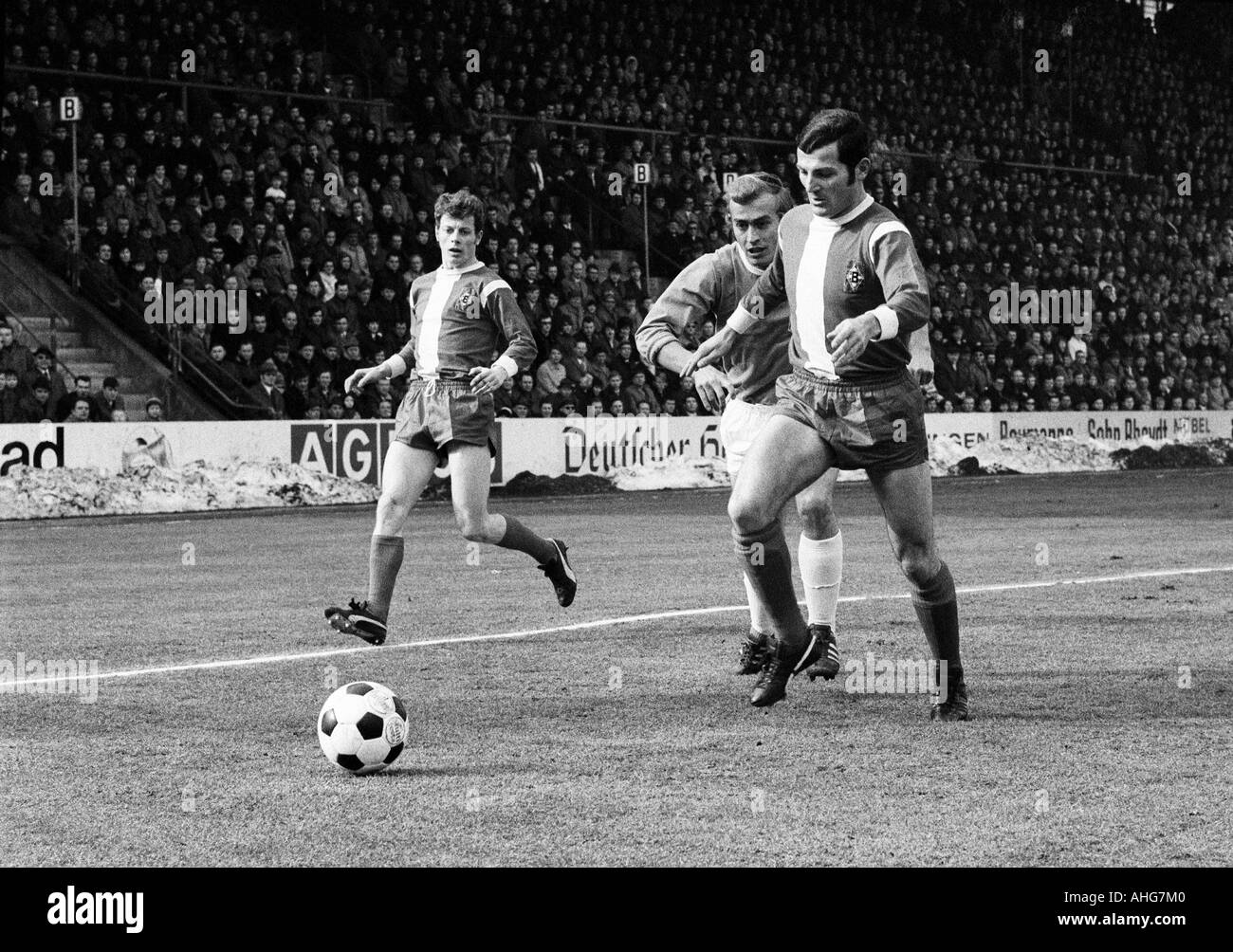 Calcio, Bundesliga, 1969/1970, Borussia Moenchengladbach versus Monaco 1860 3:1, Boekelberg Stadium, scena del match, f.l.t.r. Herbert Wimmer (Gladbach), Horst Blankenburg (1860), Ludwig Mueller (Gladbach) Foto Stock