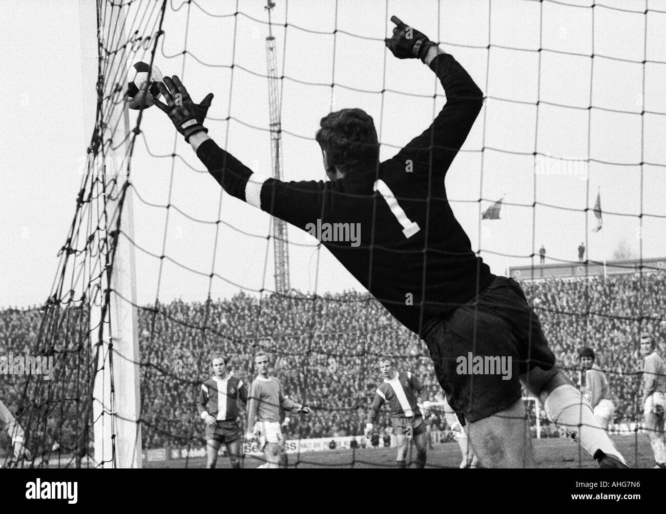 Calcio, Bundesliga, 1969/1970, Borussia Moenchengladbach versus Monaco 1860 3:1, Boekelberg Stadium, scena del match, f.l.t.r. Horst Koeppel (Gladbach), Wolfgang Lex, custode Petar Radenkovic (entrambe il 1860), Berti Vogts (Gladbach), Wilfried Kohlars, Hors Foto Stock