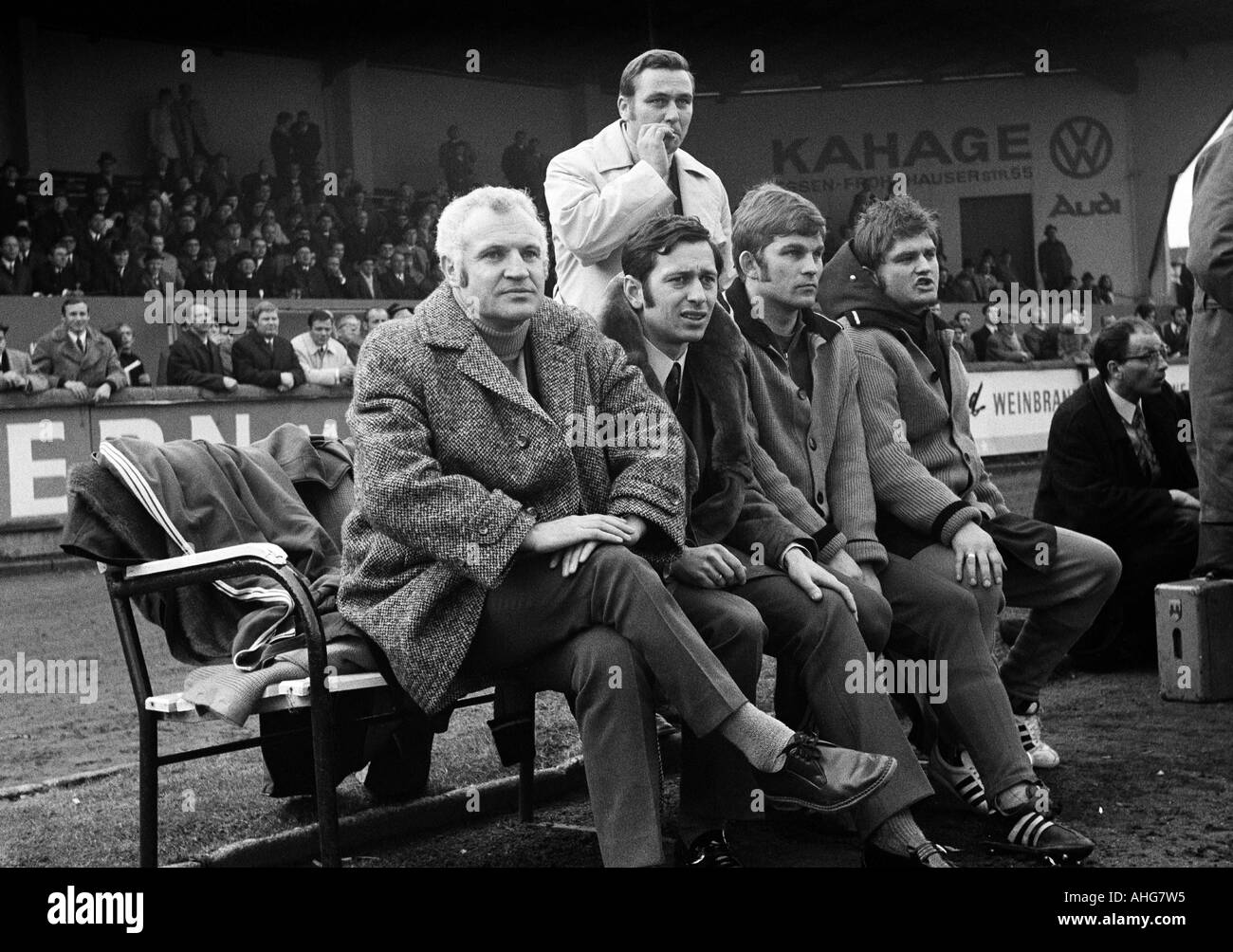 Calcio, Regionalliga Ovest, 1969/1970, ETB Schwarz-Weiss Essen contro Arminia Bielefeld 0:1, Stadio am Uhlenkrug a Essen, coach trainer Egon Piechaczek (Bielefeld), i giocatori di calcio, banco di coaching Bielefeld, f.l.t.r. coach Egon Piechaczek, Gerd Kohl, Foto Stock