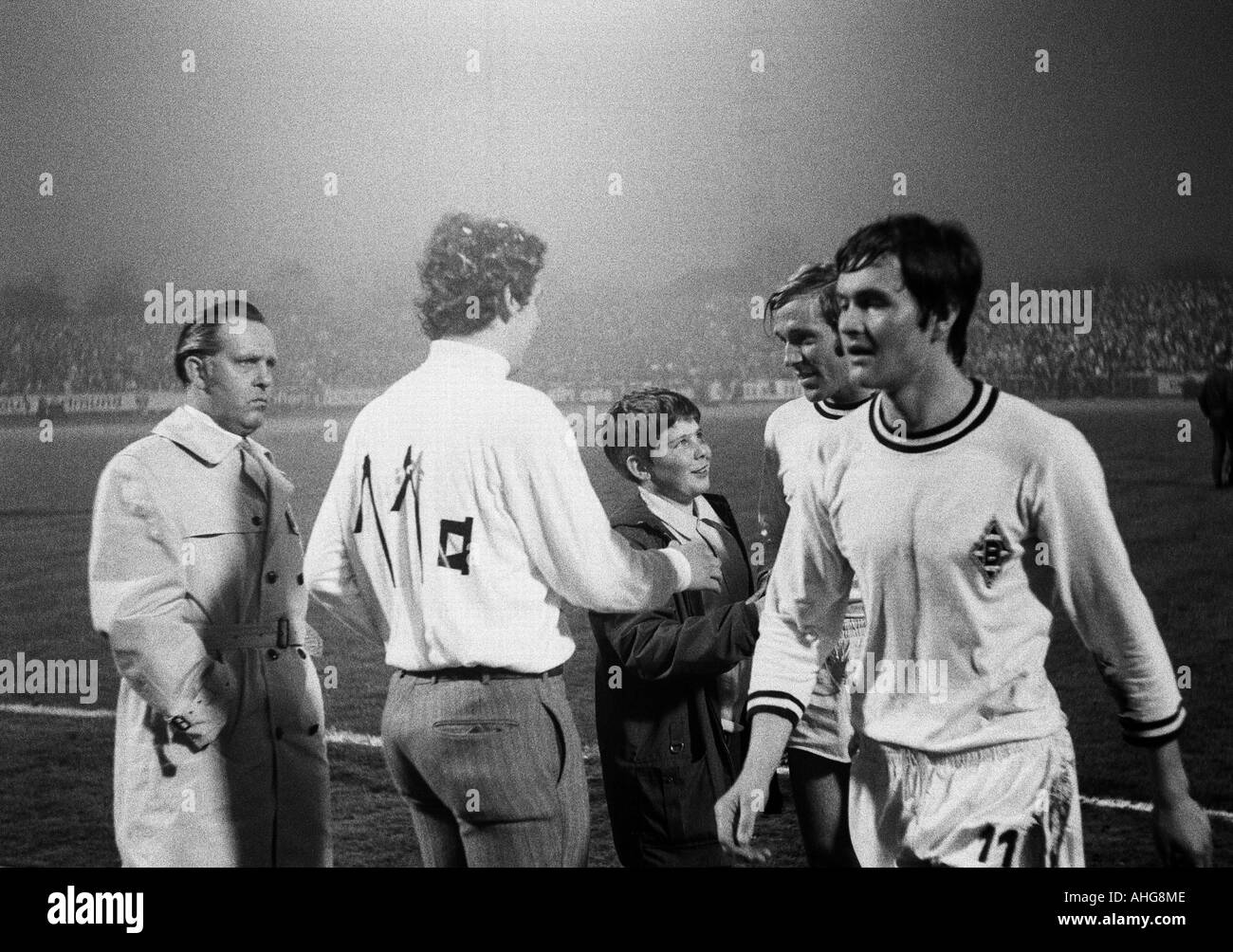 Calcio, Bundesliga, 1969/1970, Rot-Weiss Oberhausen versus Borussia Moenchengladbach 3:4, Niederrhein Stadium di Oberhausen, Gladbach aveva raggiunto il tedesco della Football League Championship 1970 prima di questa partita già, è stato il primo campionato di B Foto Stock