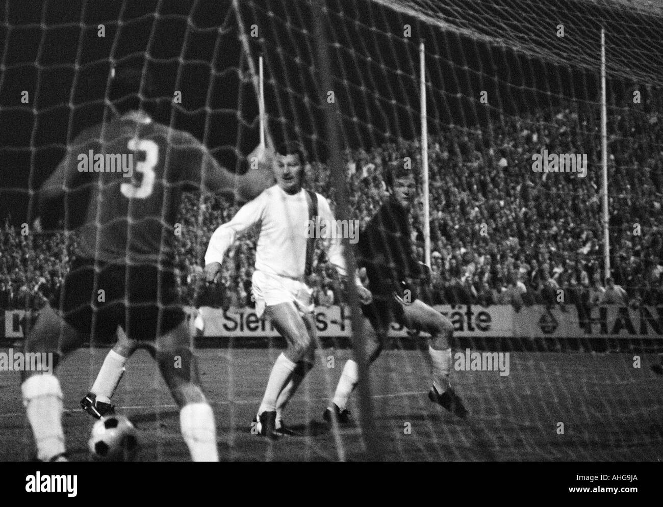 Calcio, Bundesliga, 1970/1971, Borussia Moenchengladbach versus Hannover 96 0:0, Boekelberg Stadium, scena del match, f.l.t.r. Klaus Bohnsack (96), Ludwig Mueller (MG), il custode Horst Podlasly (96) Foto Stock