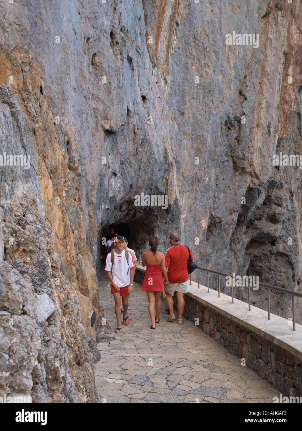 I turisti a piedi uno stretto sentiero verso il Torrent de Pareis Sa  Calobra Maiorca Spagna Foto stock - Alamy