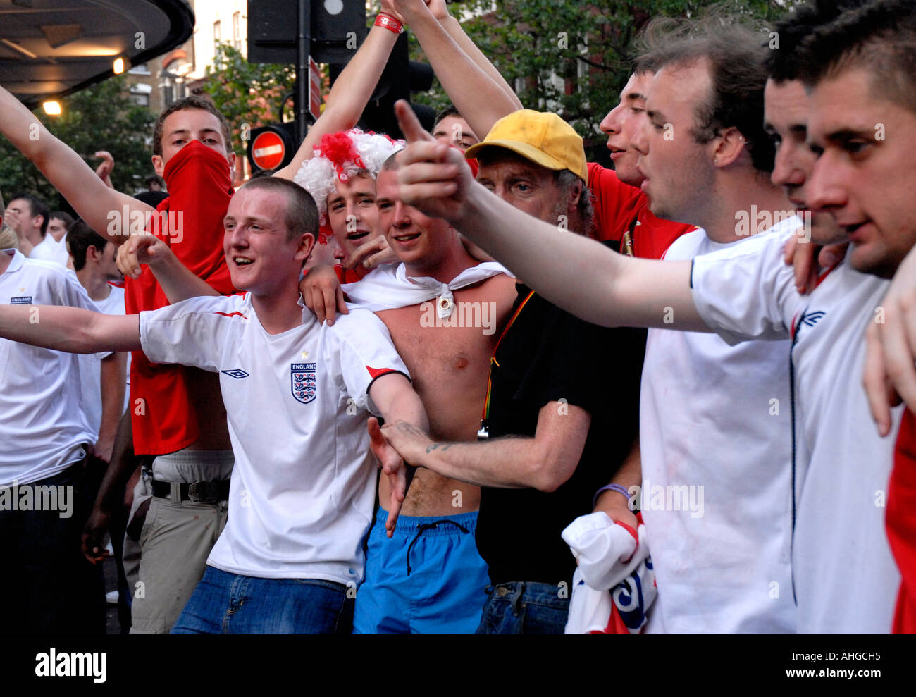 Un gruppo di appassionati di calcio deridono la polizia da Leicester Square nel centro di Londra dopo Inghilterra perso in Coppa del Mondo 2006. Foto Stock