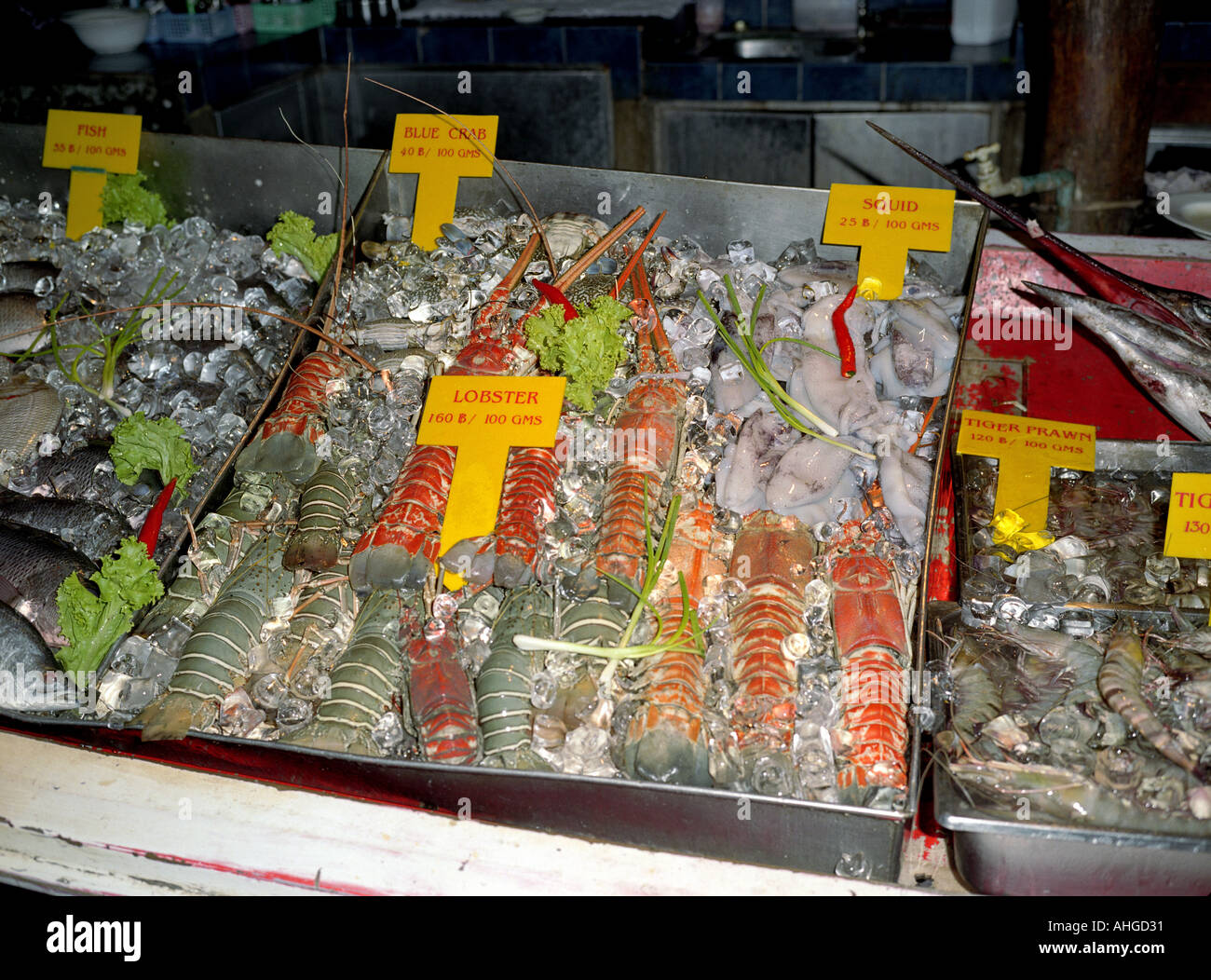Piatti a base di frutti di mare freschi sul display Phi Phi island Krabi Thailandia Foto Stock