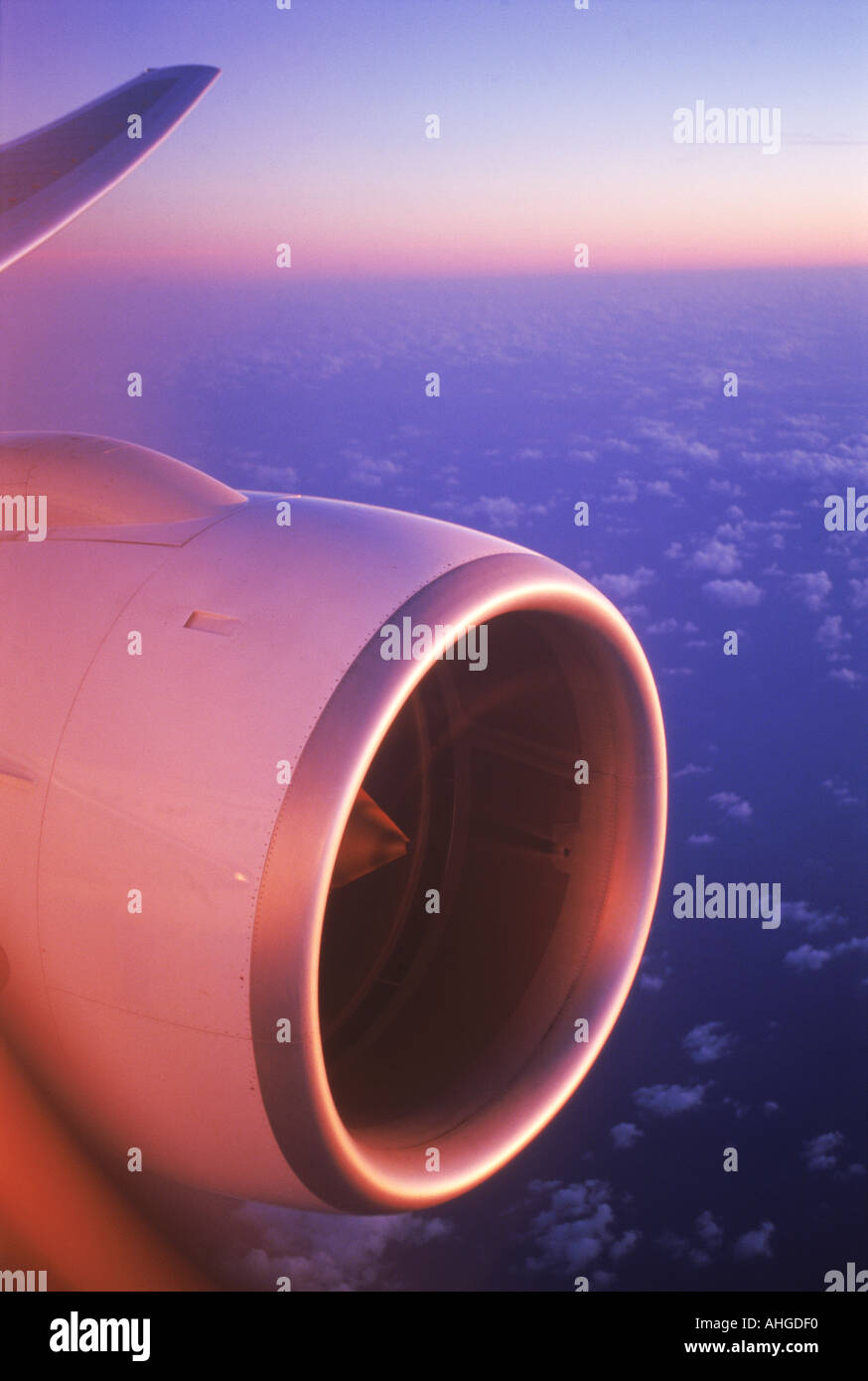 Motore Jet durante il volo nella luce di sunrise Foto Stock