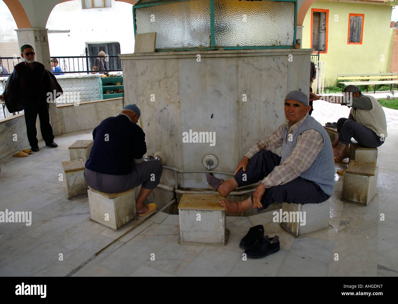Gli uomini il lavaggio dei piedi e facendo abluzioni religiosa dalla moschea nella città di Gombe. Anatlya in Turchia. Foto Stock