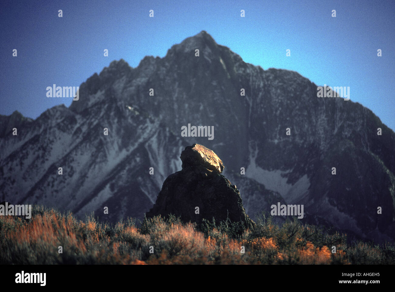 Un masso sorge in California Eastern Sierra Valley con Mount Moran della distanza Foto Stock