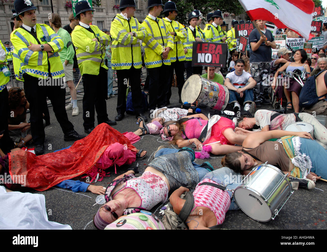 Stendetevi la dimostrazione in Whitehall di fronte a Downing Street a Londra di circa centomila persone che protestano attacco israeliano su Le Foto Stock