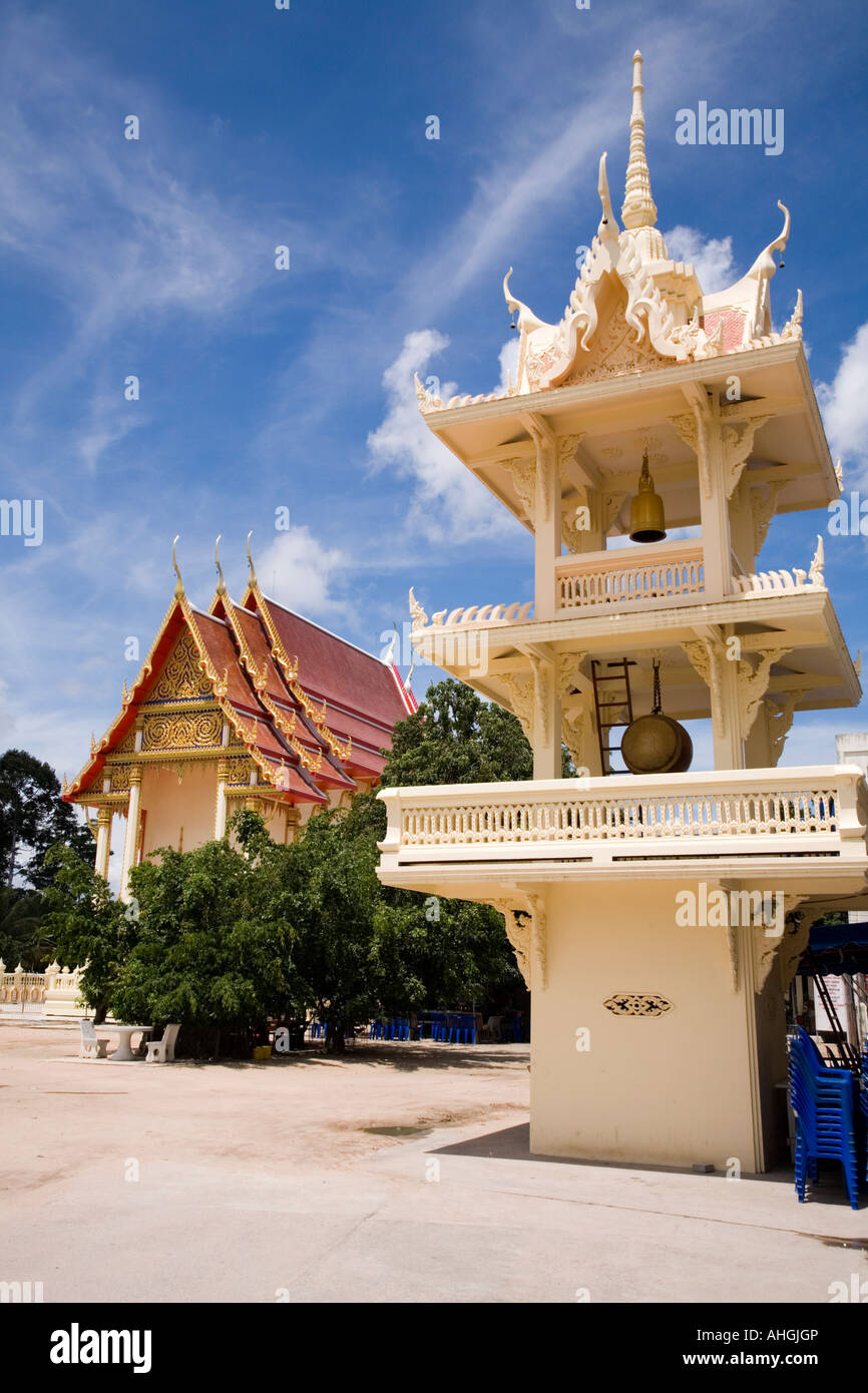 Campanile e Torre del tamburo di Wat Banchang tempio con SIM dietro fotografato vicino Rayong in Thailandia Foto Stock