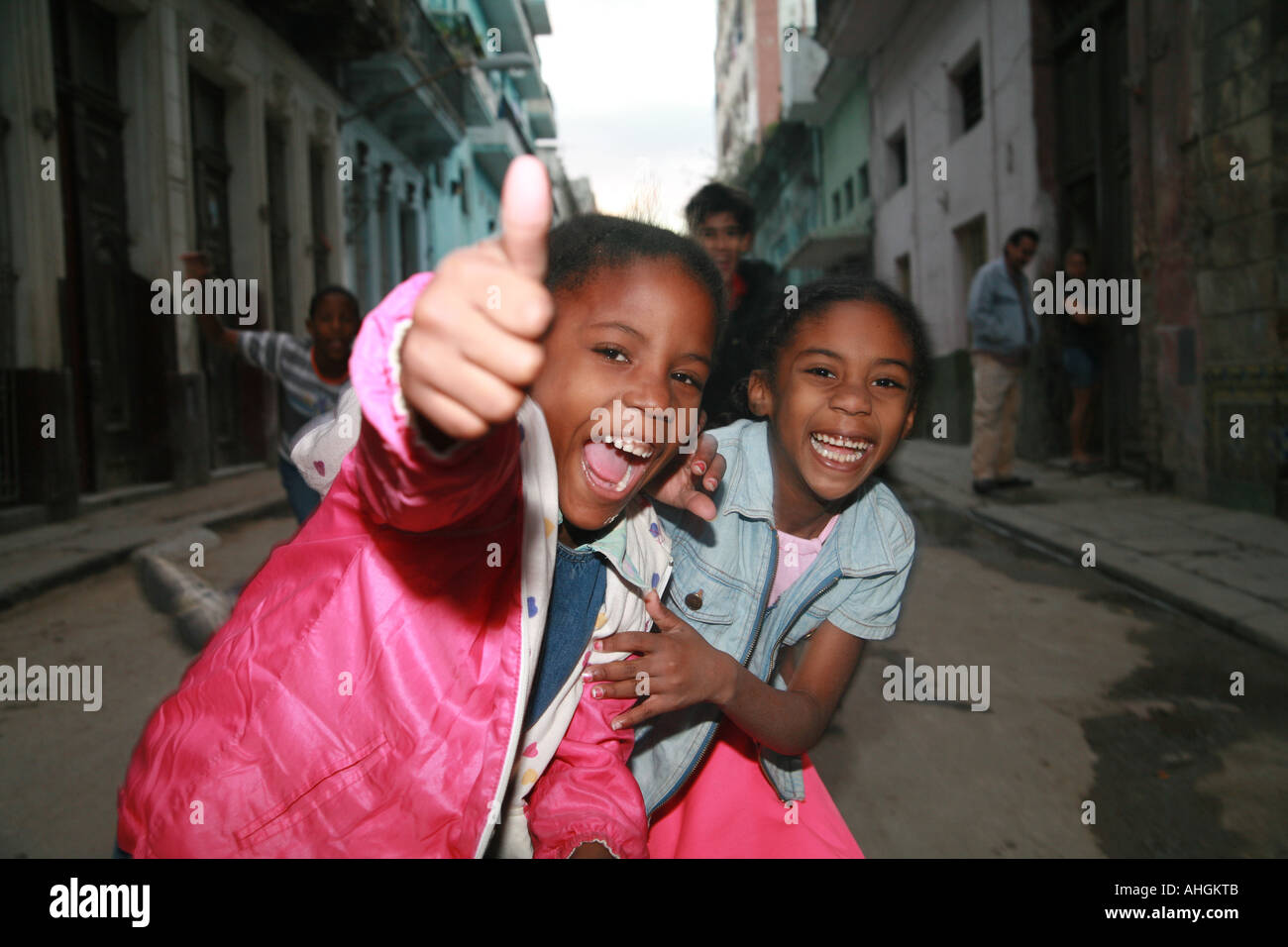 Cuba Havana giocare i ragazzi in strada Foto Stock