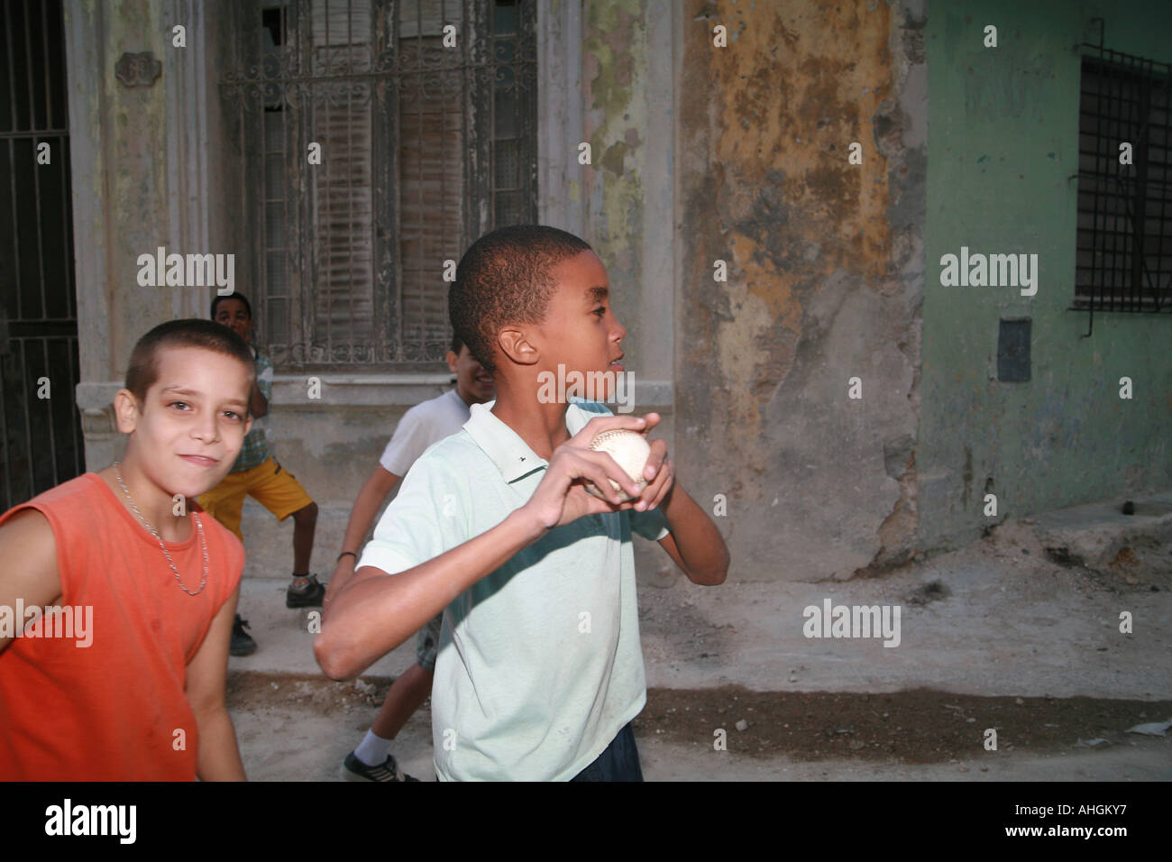 Cuba Avana i bambini a giocare a baseball e fare scherzi verso la telecamera Foto Stock