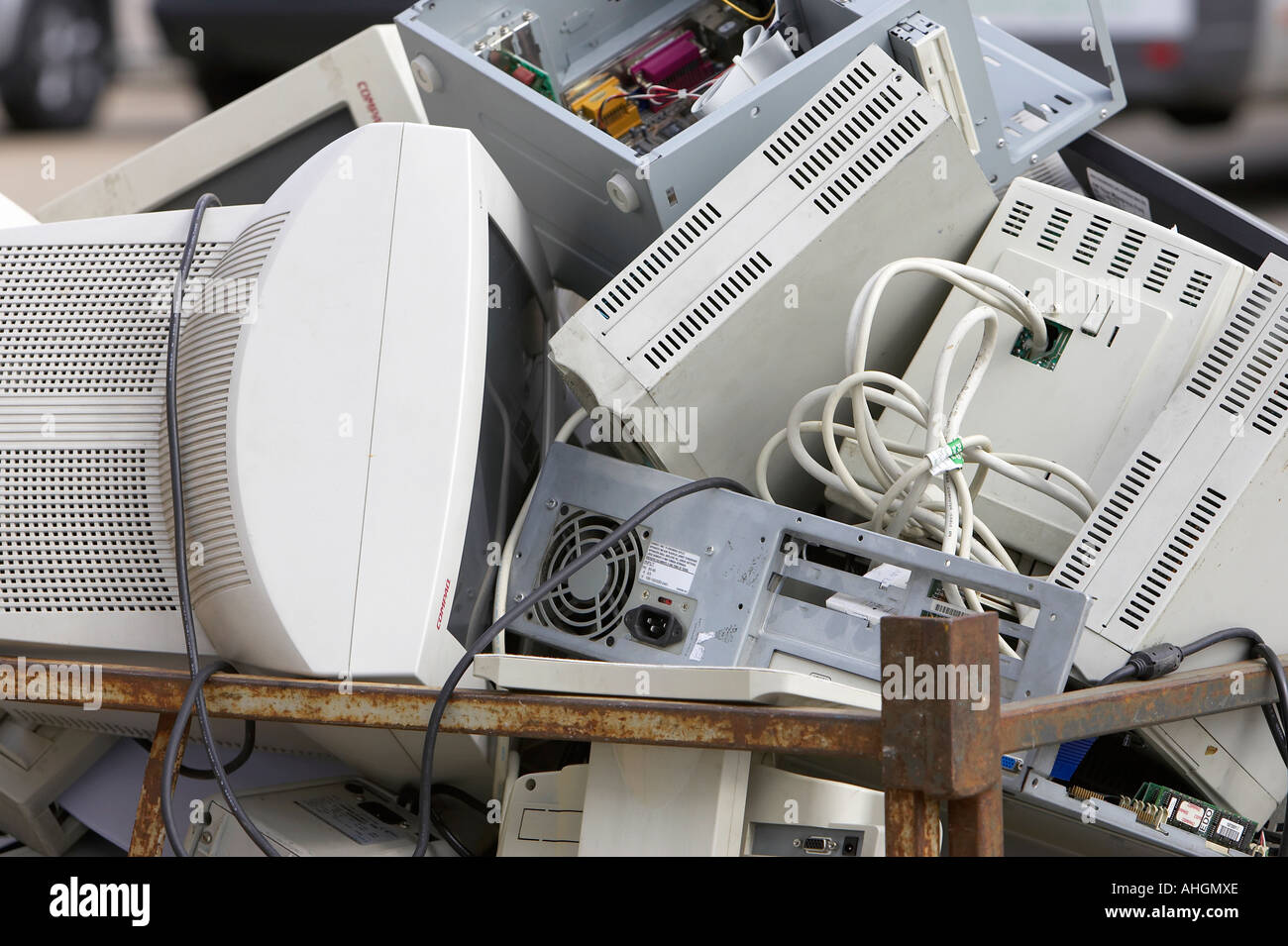 Pila di vecchio obsoleto scartato i componenti dei computer inclusi nella casella di sistema e monitor CRT Foto Stock