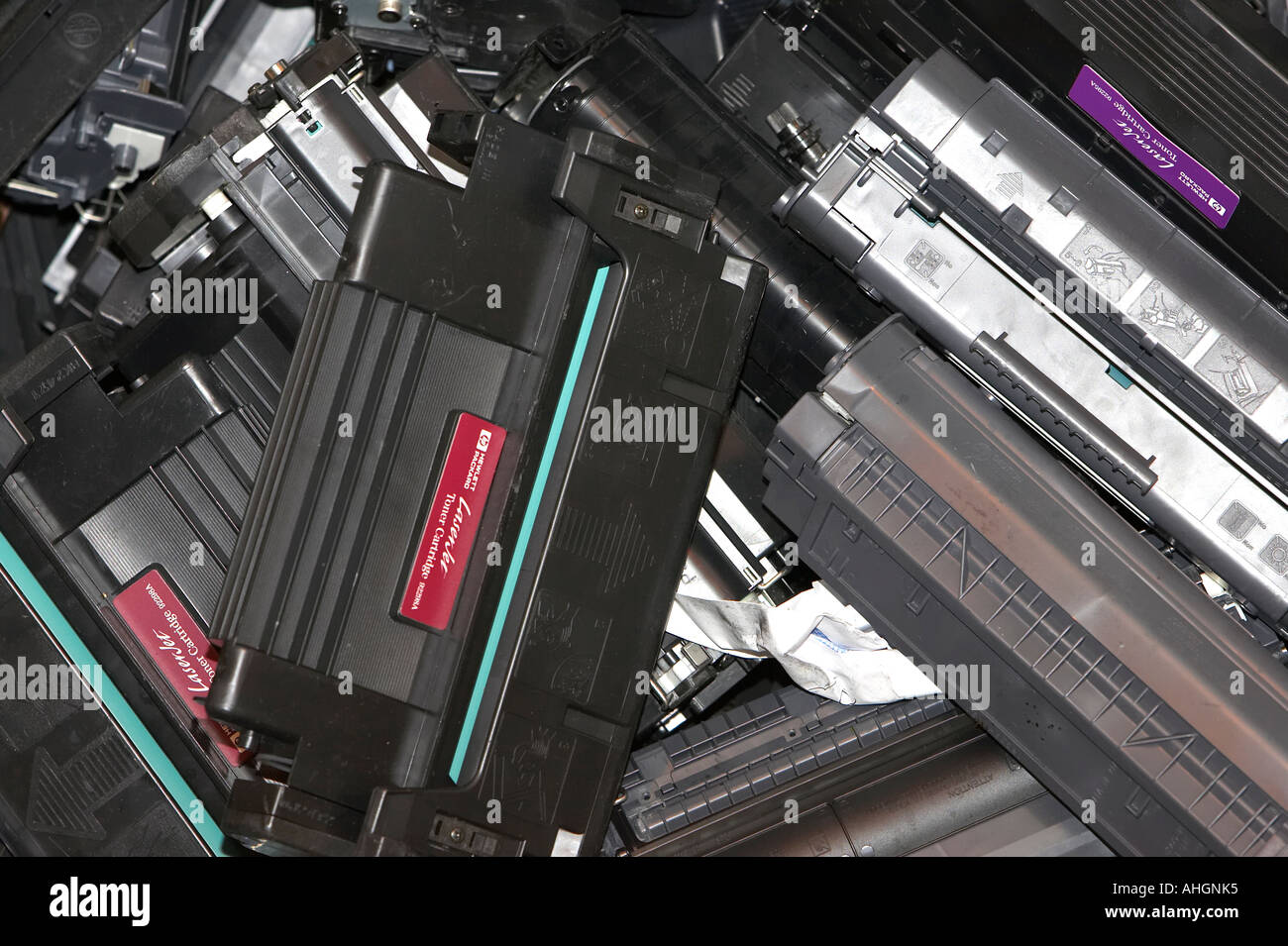 Pile di computer stampante laser cartucce di toner cartucce di pronto per il riciclaggio Foto Stock