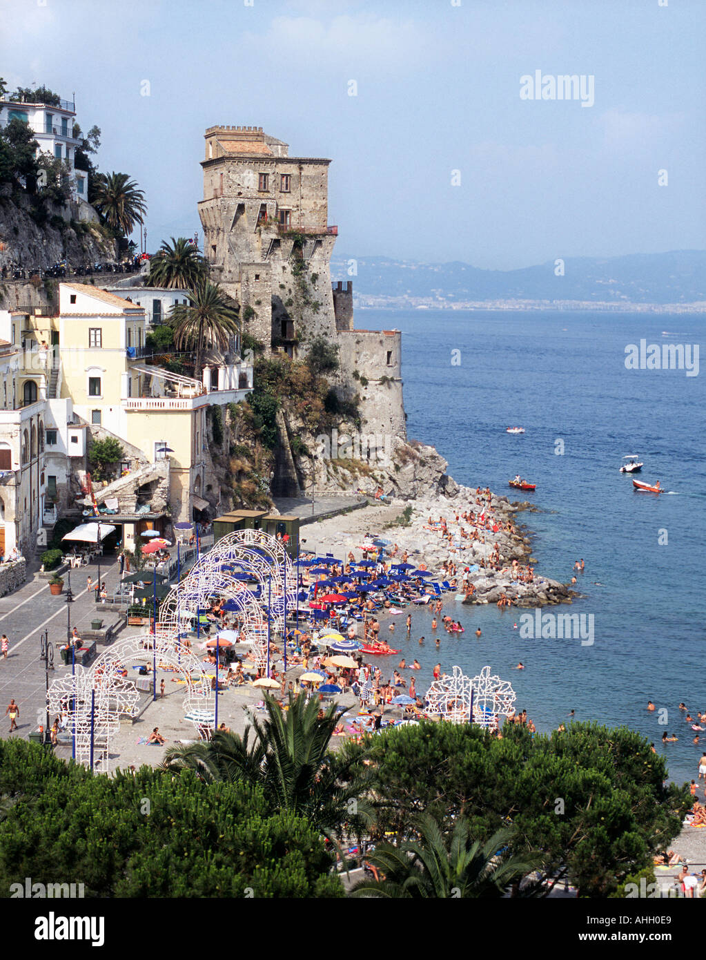 Città di mare Cetara sulla costa di Amalfi in Italia. Foto Stock