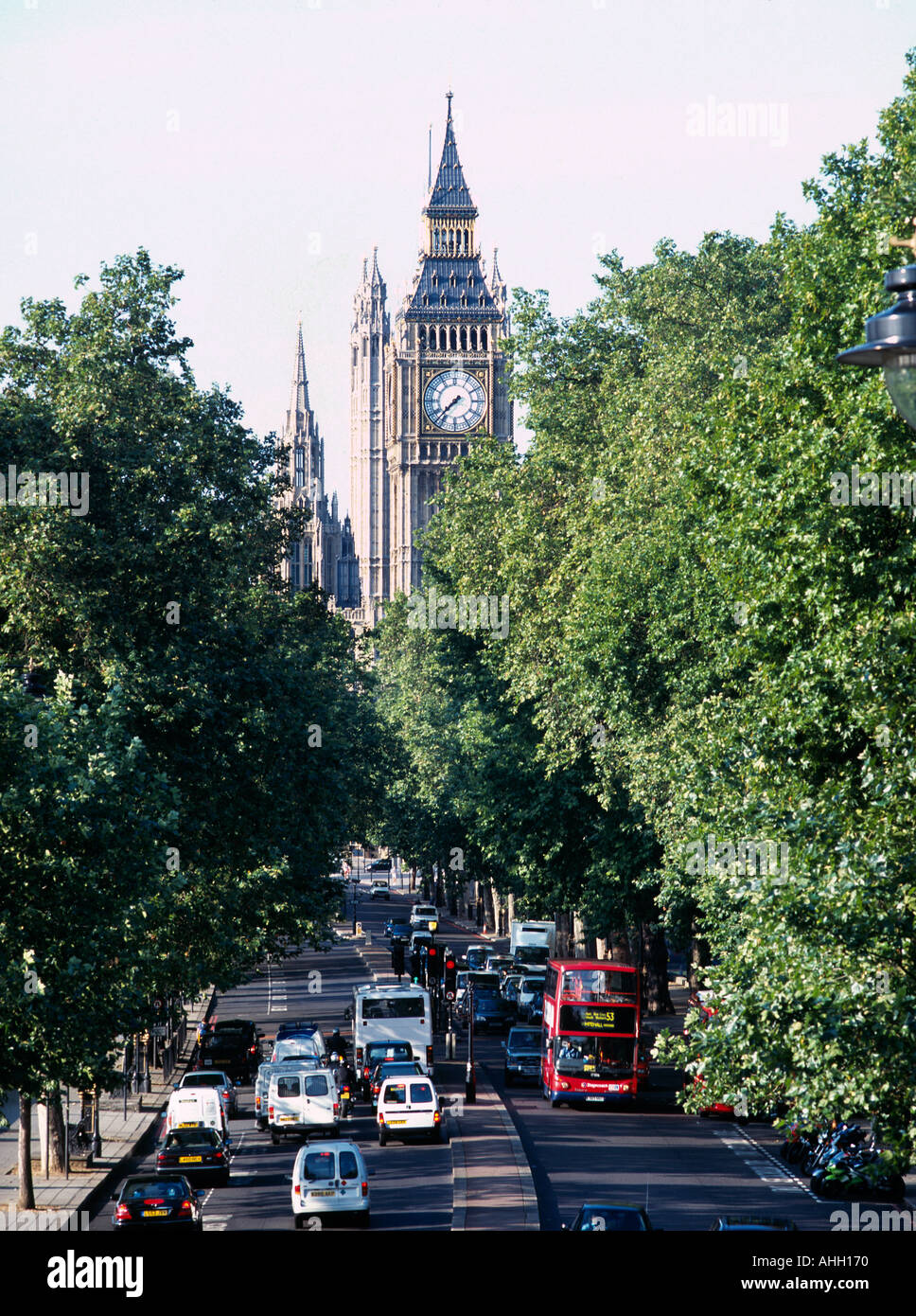 Il traffico sul terrapieno del Big Ben di Londra Foto Stock