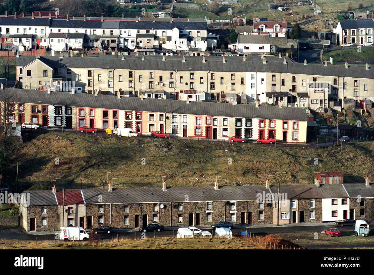 A schiera alloggiamento industriale costruito sulla collina per minatori del carbone nel XIX secolo era vittoriana Rhondda Valley Wales UK Foto Stock