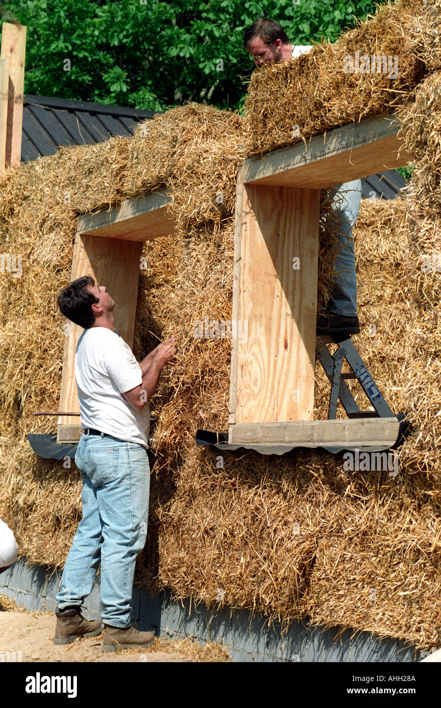 I volontari di erigere un edificio strawbale presso il Centre for Alternative Technology Machynlleth Powys Mid Wales UK GB Foto Stock