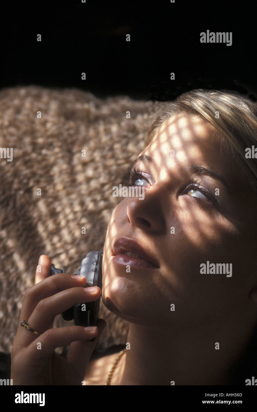 Donna di addormentarsi durante l'utilizzo di telefono cellulare Foto Stock