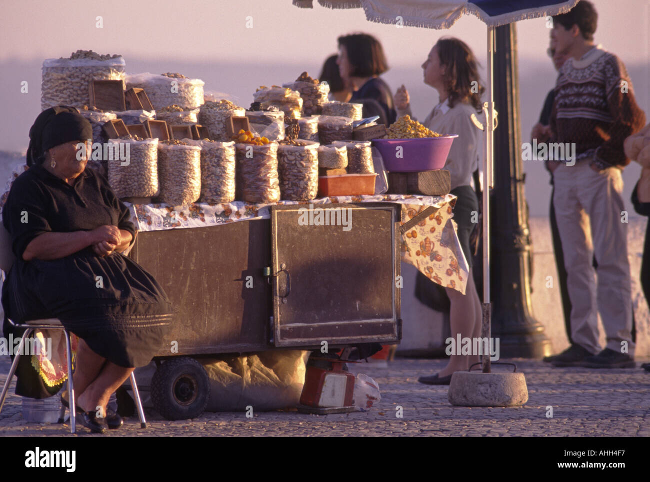 Una donna anziana vende frutta secca ed essiccata a Sitio, Estremadura, Portogallo. Foto Stock