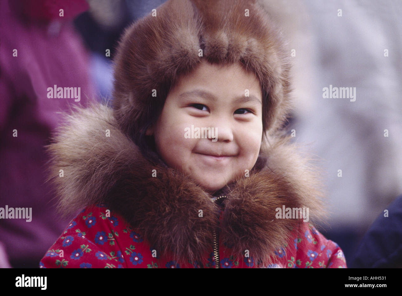 Un bambino Inuit sorrisi per la telecamera in pelliccia Rendezvous Festival, Anchorage, Alaska, Stati Uniti d'America. Foto Stock