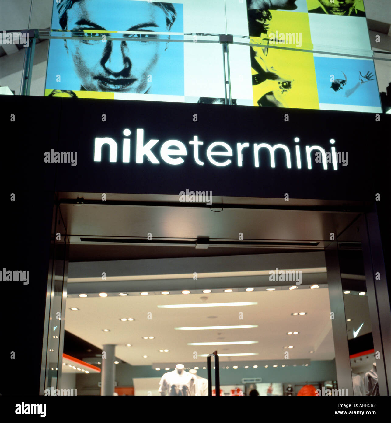 Nike Stazione Termini Roma Italia Foto stock - Alamy