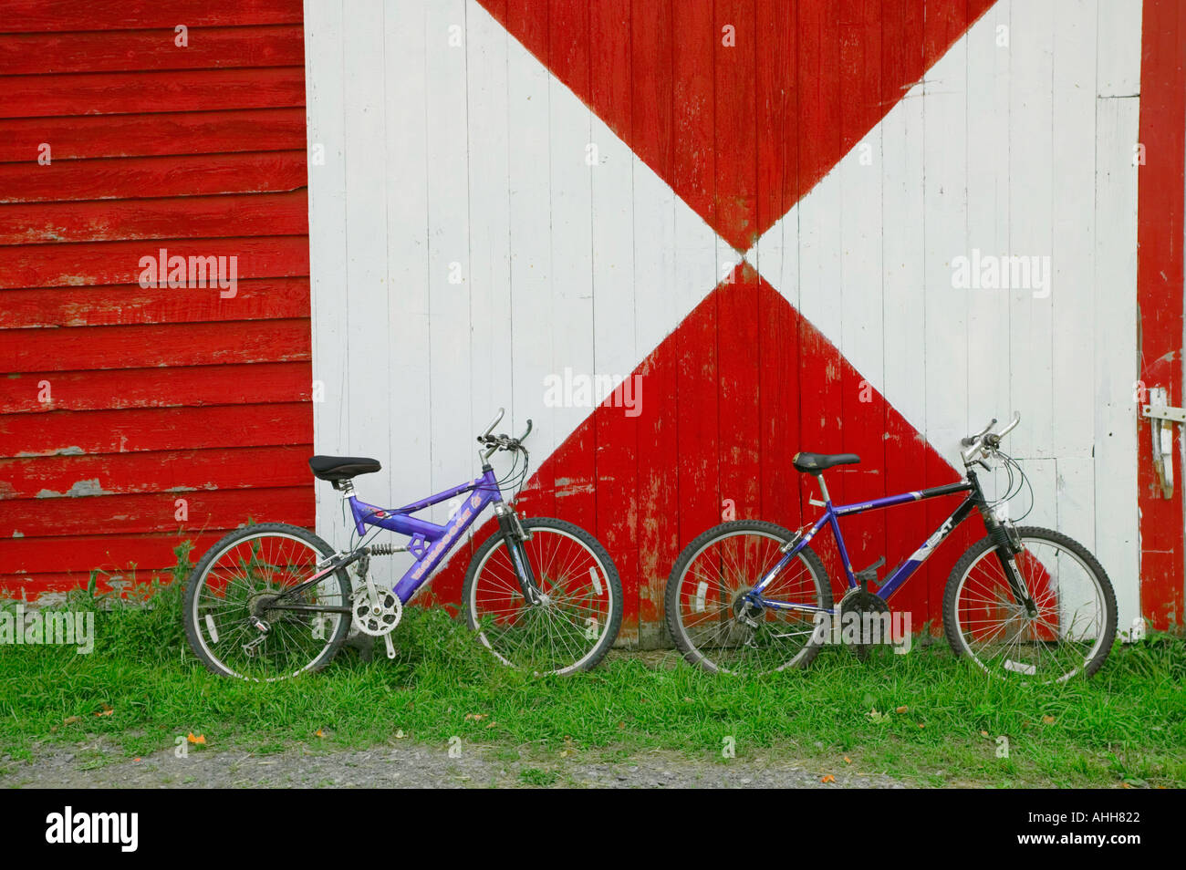 Due biciclette appoggiata contro aletti dipinto comune motivo palatina in Upstate New York Foto Stock