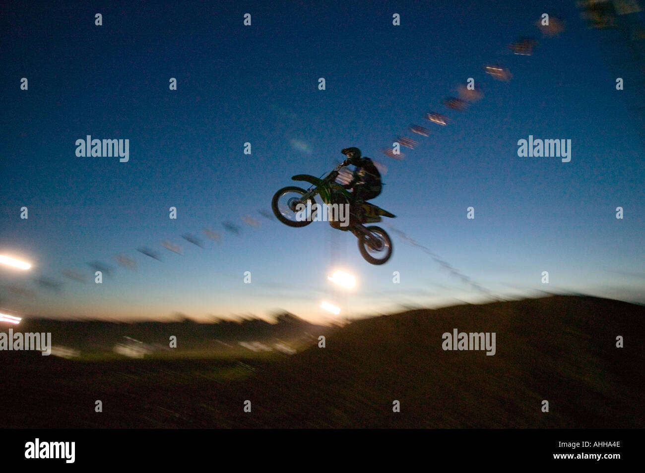 Un dirt bike va in volo durante un salto su un corso di motocross in Upstate New York Foto Stock