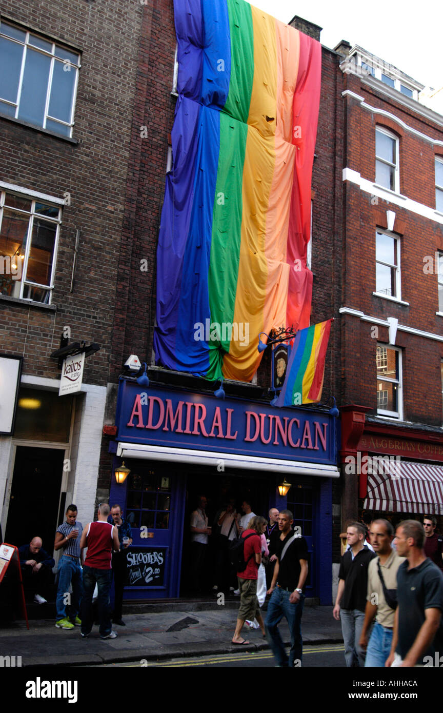 Bandiera arcobaleno gay fuori dal pub Admiral Duncan in Old Compton Street, Soho, Londra, Regno Unito Foto Stock