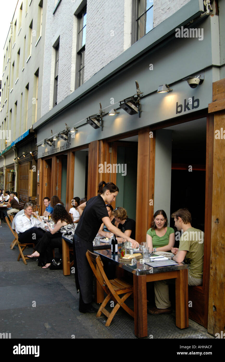 Tavolini da pavimentazione del ristorante in Old Compton Street, Soho, Londra, Regno Unito Foto Stock