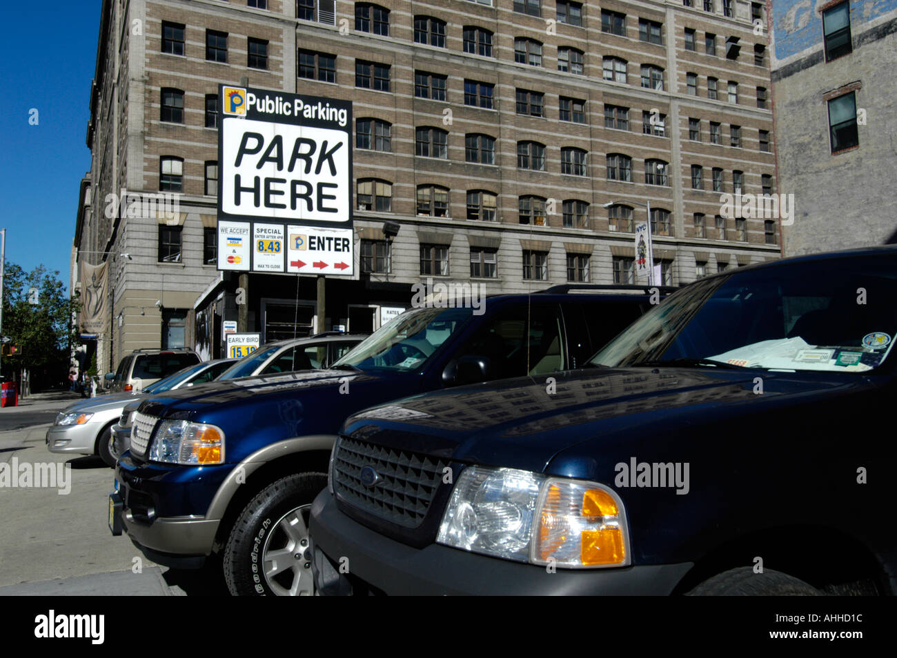 SUV auto parcheggiate nel parcheggio di New York City, Stati Uniti d'America Foto Stock