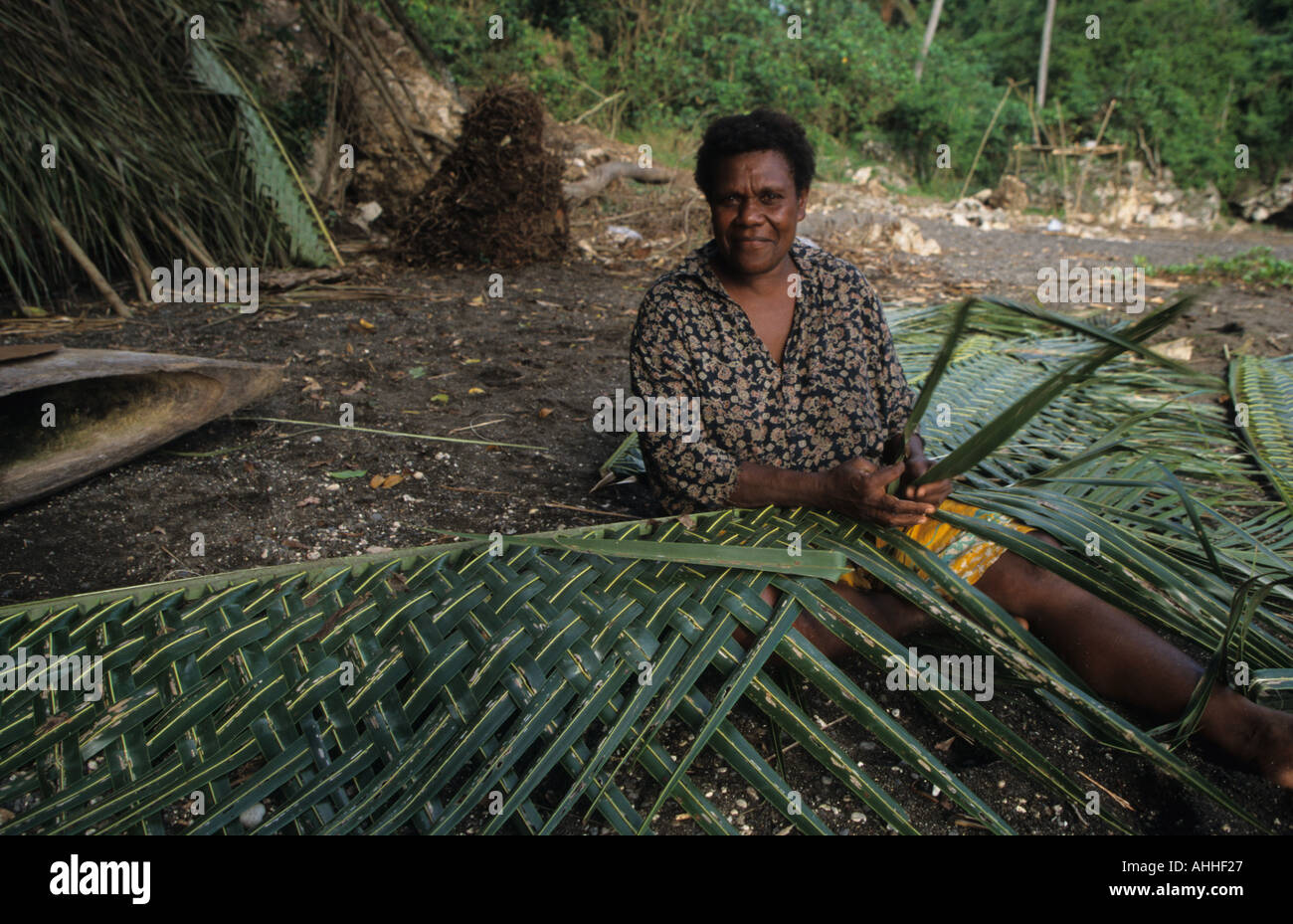 Vanuatu Tanna donna tesse il tetto per la spiaggia temporaneo rifugio per la sua famiglia durante 3 mese stagione di pesca Foto Stock