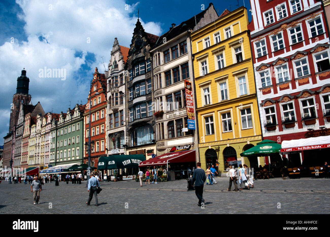 Il centro della città e anello con ristoranti e negozi nelle moderne Wroclaw Polonia Europa Foto Stock