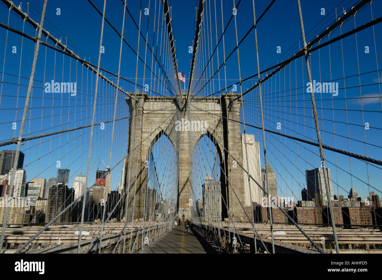 Attraversando il Ponte di Brooklyn, New York City USA Foto Stock