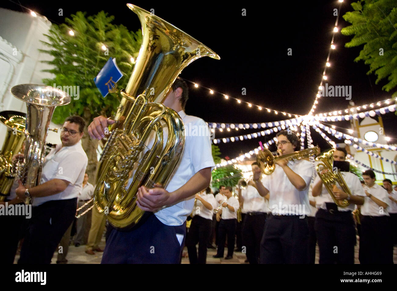 Brass Band durante una notte processione religiosa, Aznalcazar, Siviglia, Spagna Foto Stock