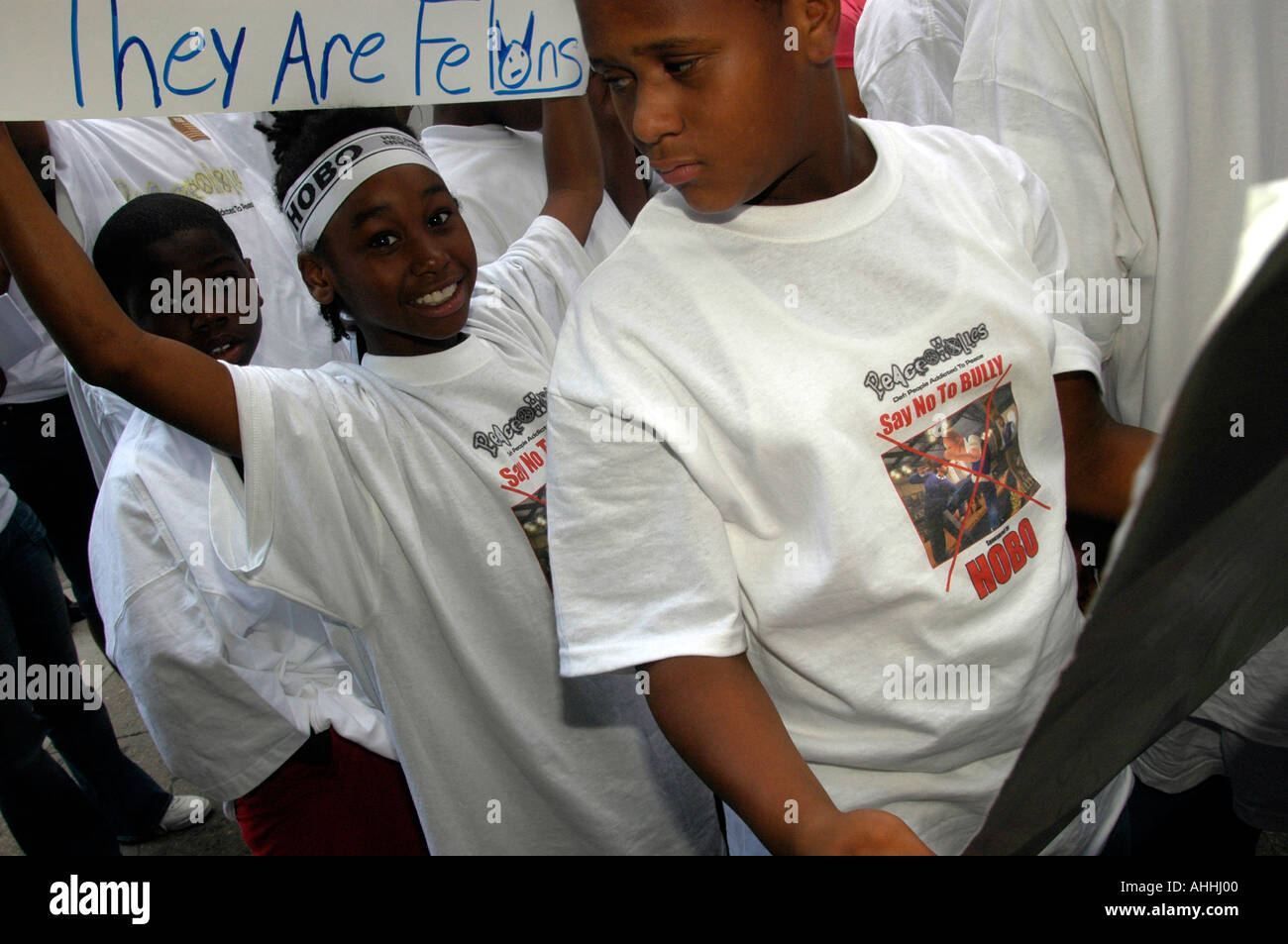 Membri del Washington DC in base gruppo Peaceoholics viaggio a New York per protestare di fronte al Broadway uffici di prendere due software interattivo il gruppo condemed la società per rilasciare il gioco Bully sotto l'etichetta di Rockstar prendere due Rockstar distribuisce anche giochi come Grand Theft Auto che gli avversari si sentono promuove la violenza in età inferiore ai giocatori la società si trova di fronte a due azione di classe adatta e un FTC inchiesta relativa al posizionamento di materiale sessualmente esplicito in Grand Theft Auto Foto Stock