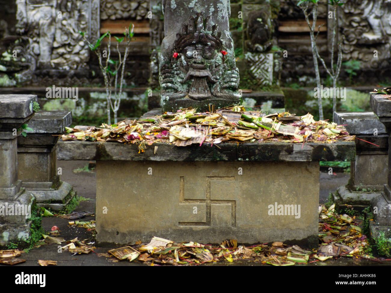 Vecchio offerte nel tempio Balinese con la svastica Foto Stock