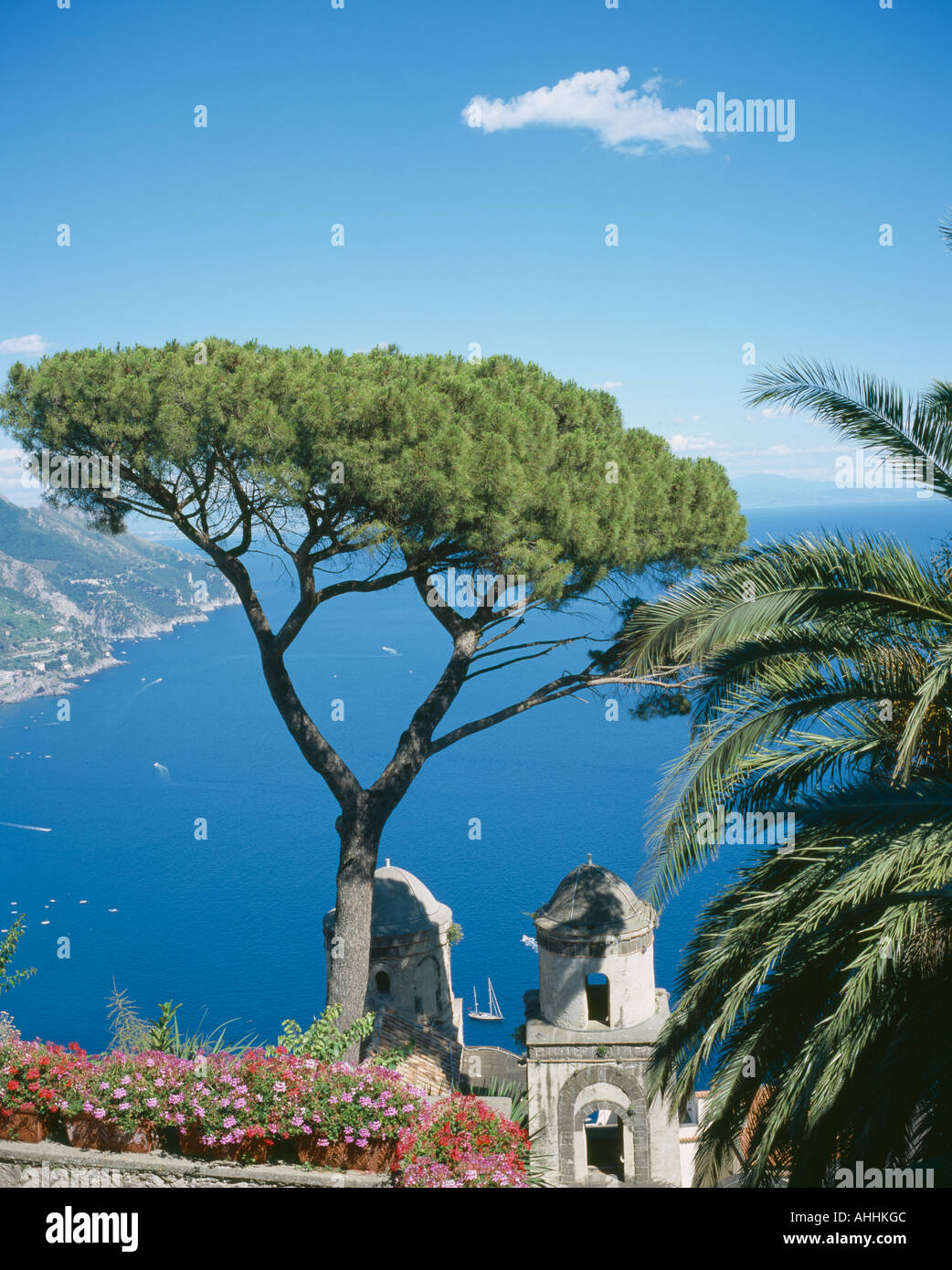 Italia Campania Ravello Costiera Amalfitana Villa Rufolo vista da giardini a Maiori Salerno con yacht nella baia sottostante. Foto Stock