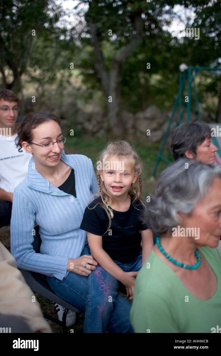 Giovane donna e bambina in serata concerto jazz presso la fattoria Provenza Francia Foto Stock